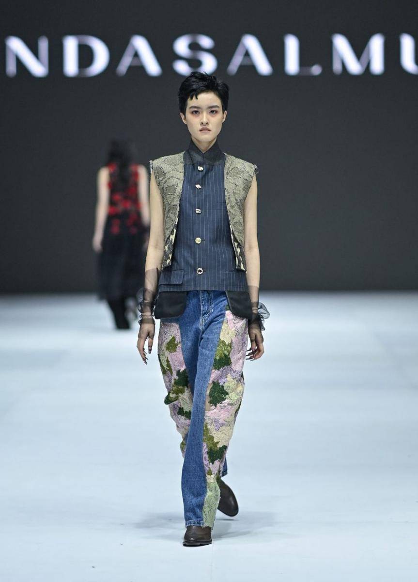 koleksi Rinda Salmun di Jakarta Fashion Week 2025 (dok. Jakarta Fashion Week/Dandy Hendrata)