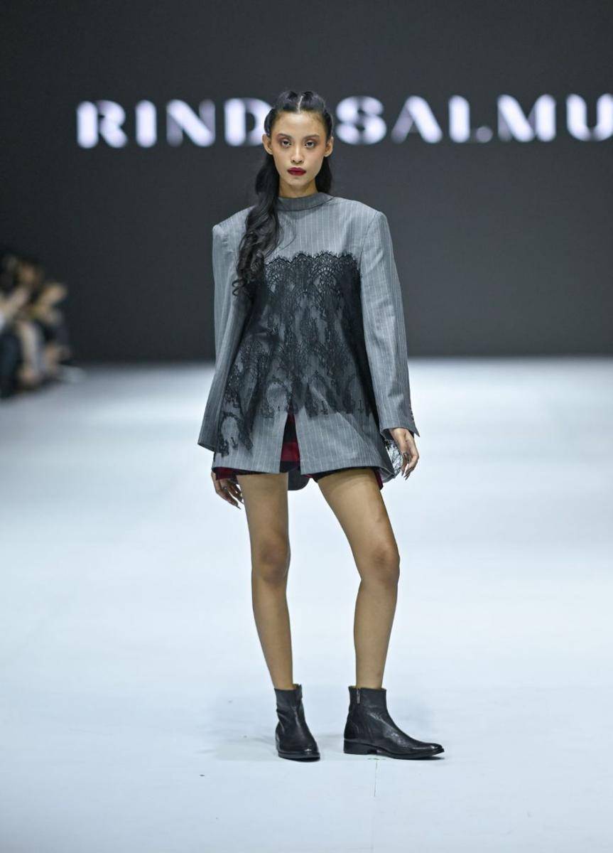 koleksi Rinda Salmun di Jakarta Fashion Week 2025 (dok. Jakarta Fashion Week/Dandy Hendrata)