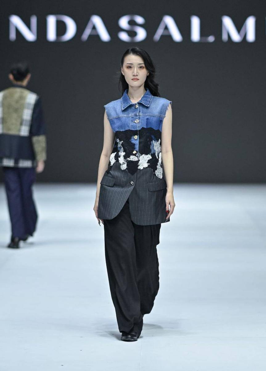 koleksi Rinda Salmun di Jakarta Fashion Week 2025 (dok. Jakarta Fashion Week/Dandy Hendrata)