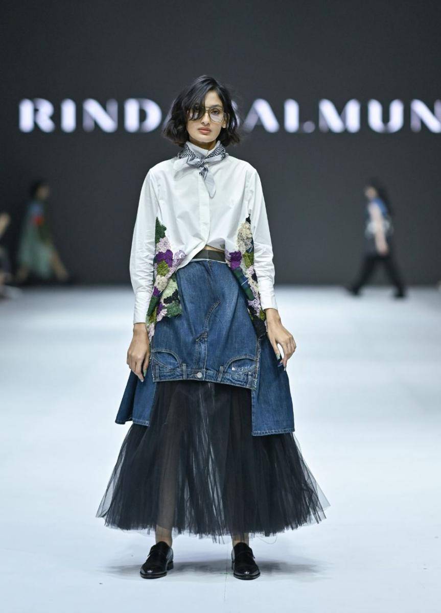 koleksi Rinda Salmun di Jakarta Fashion Week 2025 (dok. Jakarta Fashion Week/Dandy Hendrata)