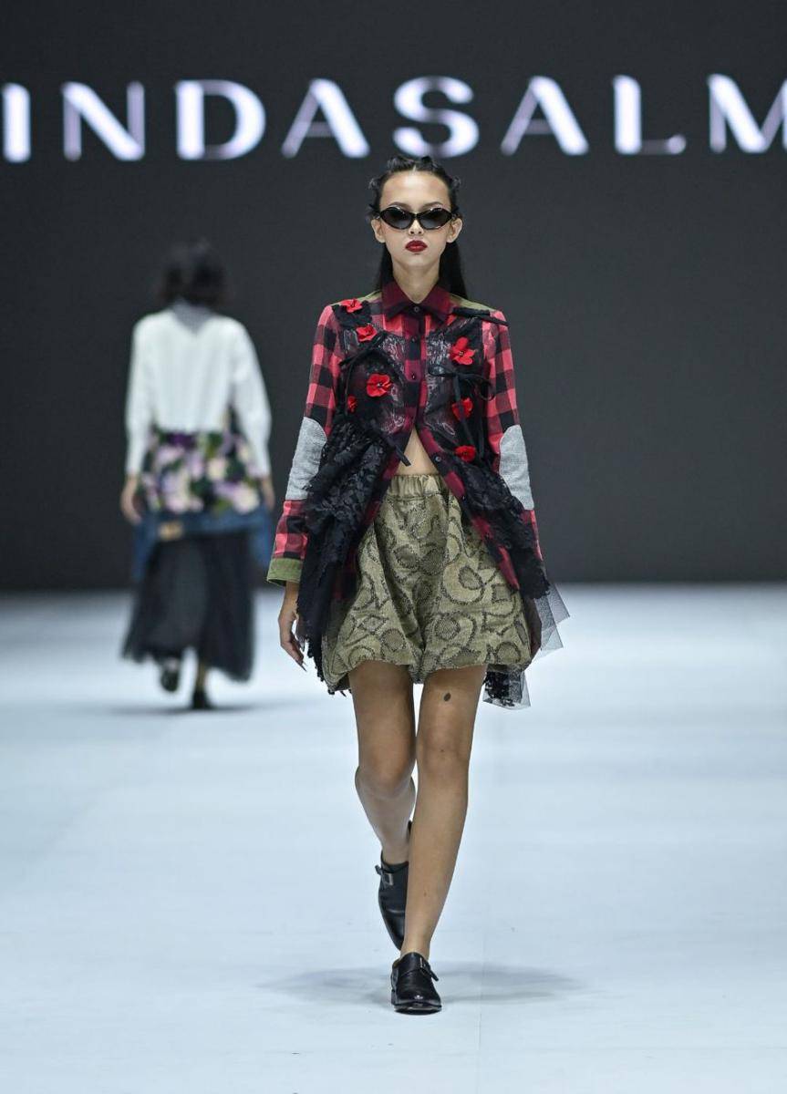 koleksi Rinda Salmun di Jakarta Fashion Week 2025 (dok. Jakarta Fashion Week/Dandy Hendrata)