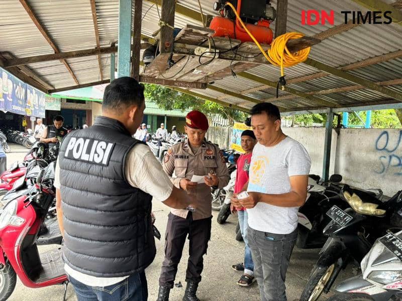 Sejumlah anggota Tipidter Polres PPU edukasi masyarakat tentang larangan judi online (IDN Times/Ervan)