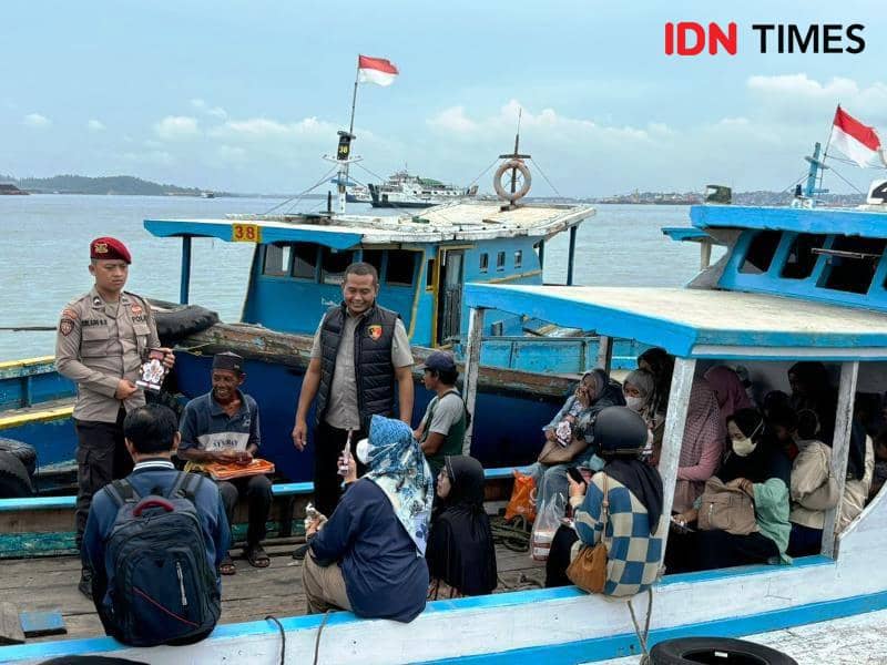AKP Dian Kusnawan edukasi masyarakat di pelabuhan klotok Penajam tentang larangan judi online (IDN Times/Ervan)