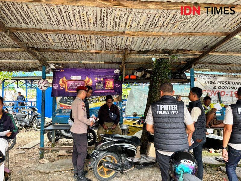 Sejumlah anggota Tipidter Polres PPU lakukan edukasi ke masyarakat tentang larangan judi online (IDN Times/Ervan)