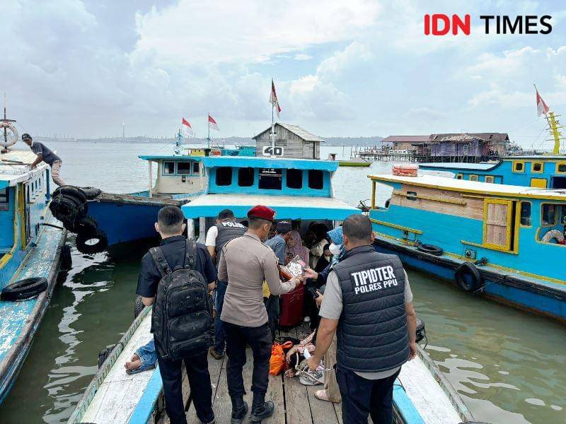 Sejumlah anggota Tipidter Polres PPU edukasi masyarakat di pelabuhan klotok tentang larangan judi online (IDN Times/Ervan)