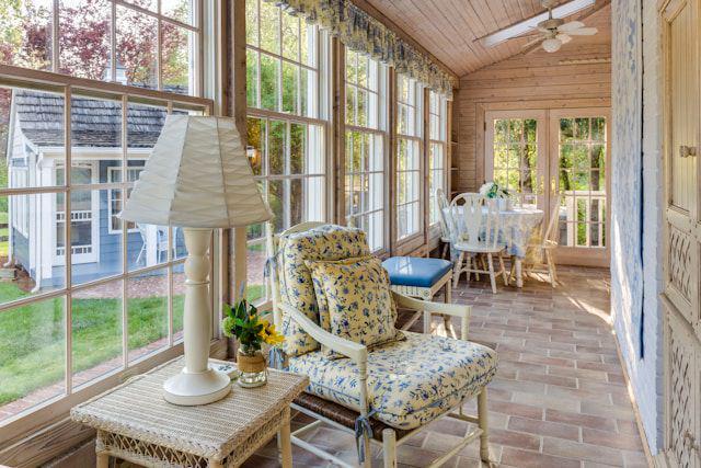 8 Inspirasi Desain Sunroom di Rumah, Hadirkan Furnitur yang Nyaman