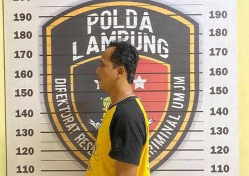 Tampang tersangka TPPO modus pekerja imigran ilegal, Sukirno ditangkap Ditreskrimum Polda Lampung. (Dok. Polda Lampung).