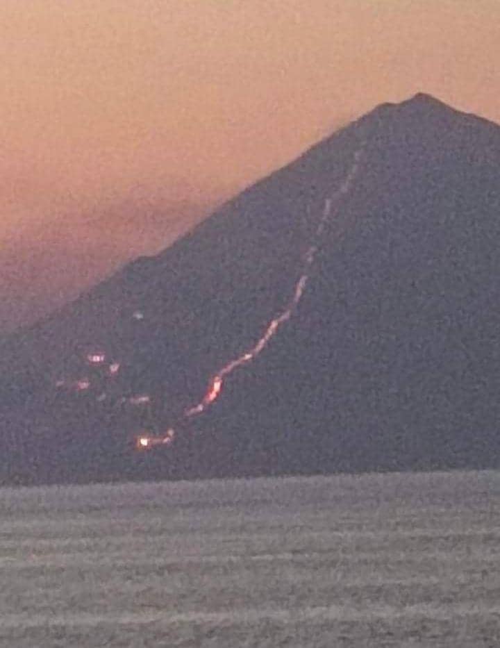 Foto lembah Gunung Sangiang Api yang terbakar mirip cairan lava akibat dari erupsi (Dok/Istimewa)