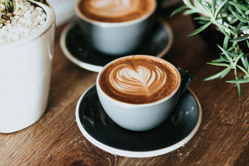 ilustrasi secangkir cappuccino (unsplash.com/Nathan Dumalo)
