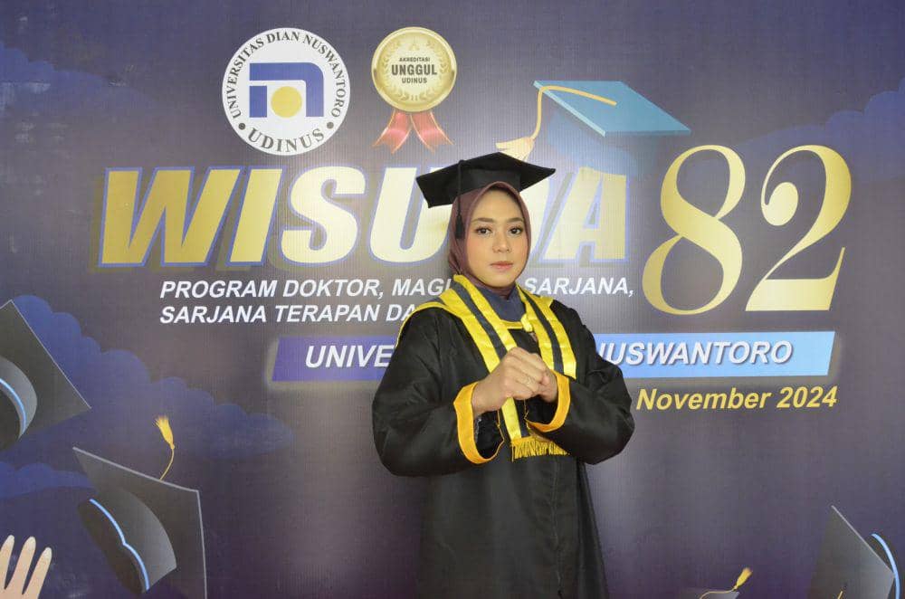 Dinda Putri Lestari, peraih emas ASG dan emas Piala Kasad berpose dengan jurus taekwondo usai diwisuda di Udinus. (IDN Times/Fariz Fardianto)