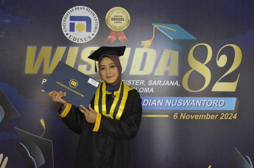 Dinda Putri Lestari atlet taekwondo memamerkan ijazah S1 yang diraih dari Udinus. (IDN Times/Fariz Fardianto)