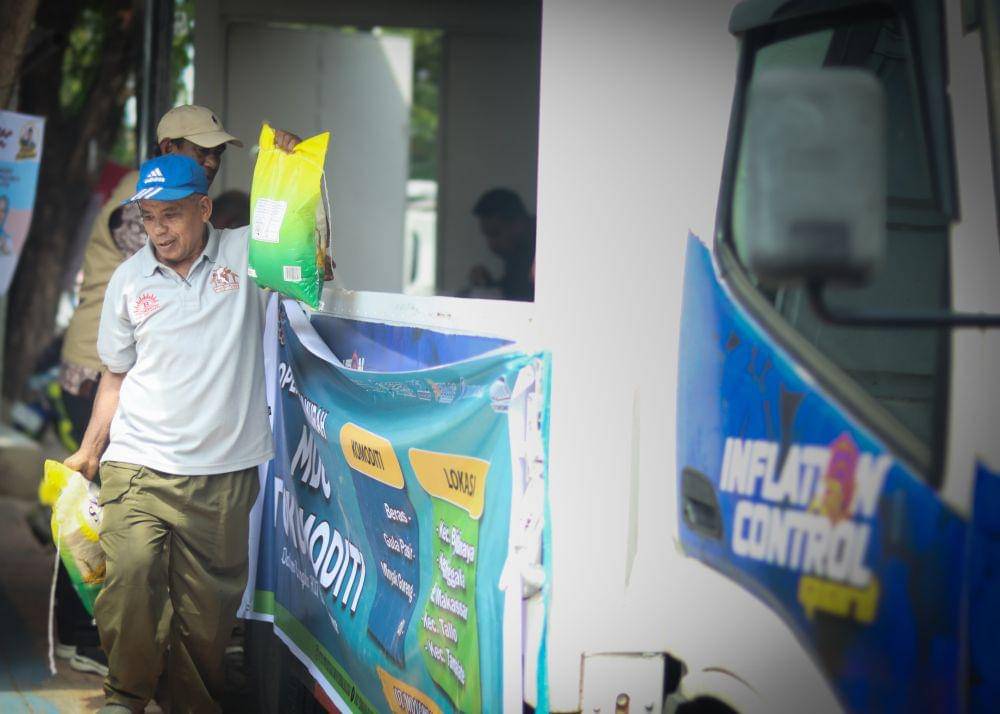 Seorang warga membeli beras di pasar murah yang diadakan Pemerintah Kota Makassar, Kamis (7/11/2024). (Dok. Humas Pemkot Makassar)