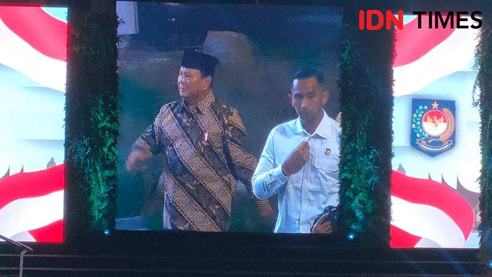 Presiden Prabowo saat memasuki aula rapatkoordinasi nasional pemerintah pusat dan daerah tahun 2024 di SICC, Bogor, Jawa Barat, Kamis (7/11/2024). (IDN Times/Linna Susanti).