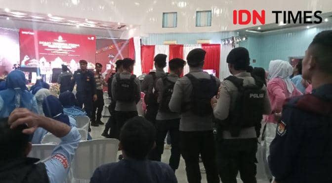 Foto barisan polisi standby di lorong antara pendukung Paslon 01 dan 02 (IDN Times/Juliadin)