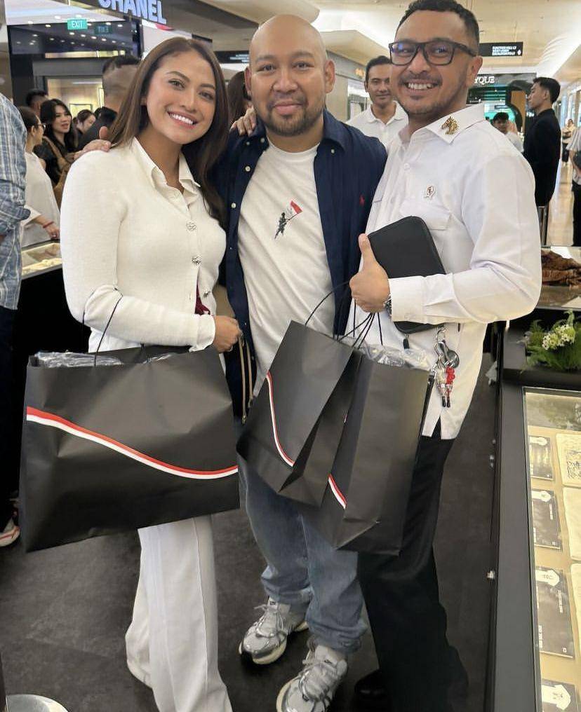 potret artis di pop up store Kurasi Merah Putih milik Didit Hendiprasetyo (Instagram.com/cynthiaganesha)