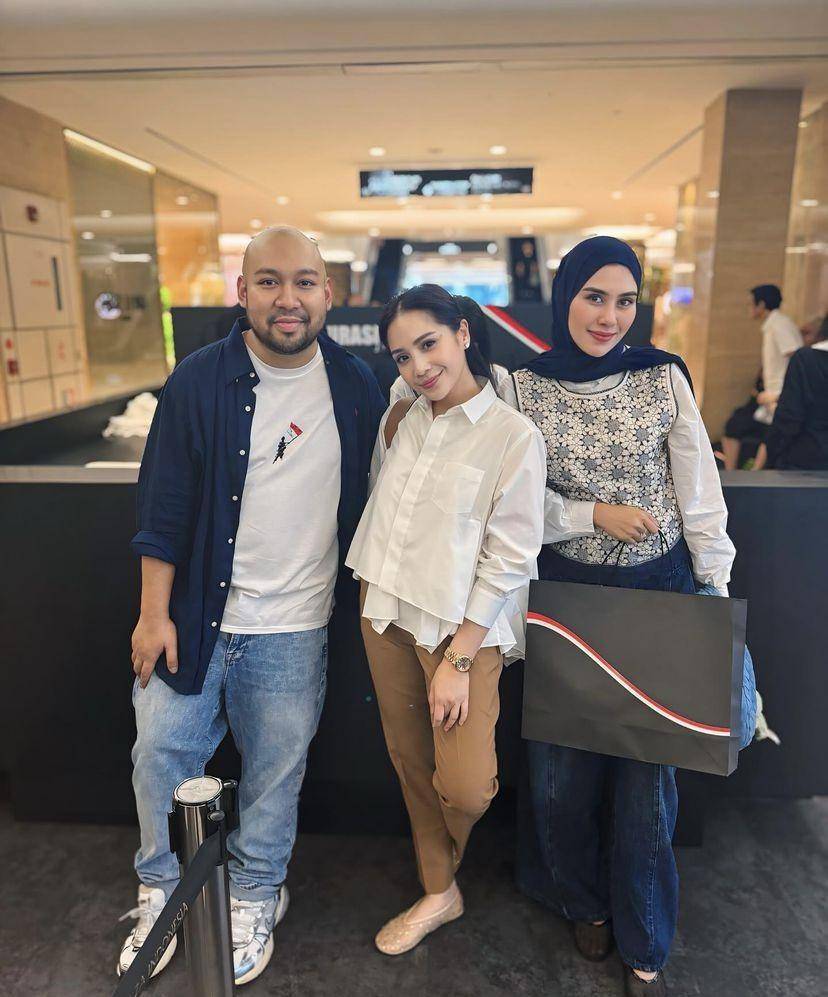potret artis di pop up store Kurasi Merah Putih milik Didit Hendiprasetyo (Instagram.com/raffinagita1717)