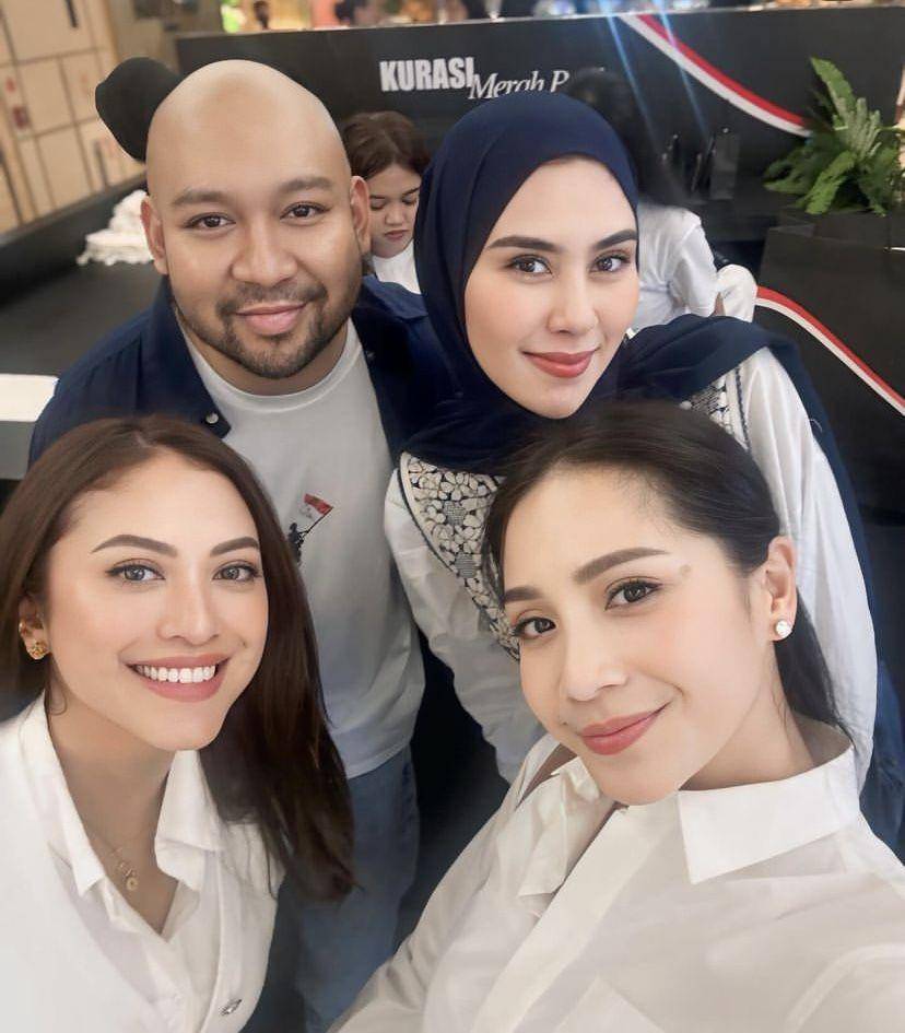 potret artis di pop up store Kurasi Merah Putih milik Didit Hendiprasetyo (Instagram.com/raffinagita1717)
