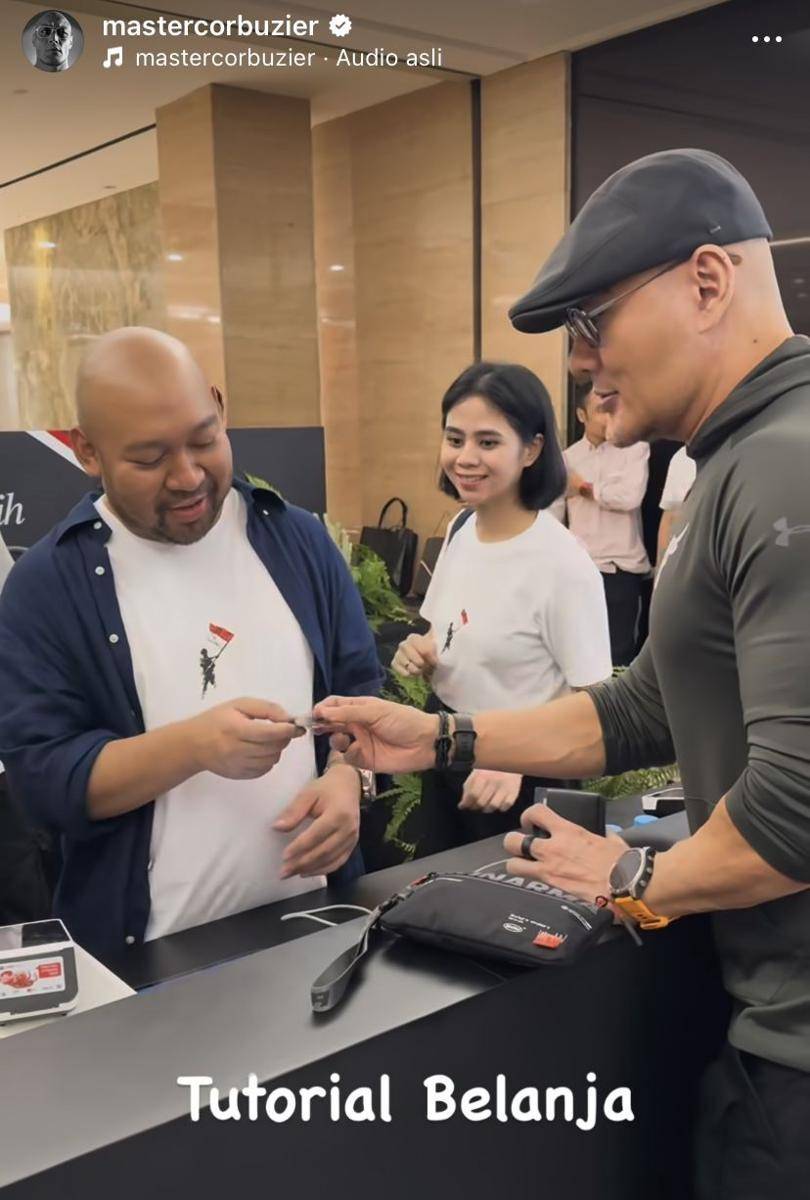 potret artis di pop up store Kurasi Merah Putih milik Didit Hendiprasetyo (Instagram.com/mastercorbuzier)