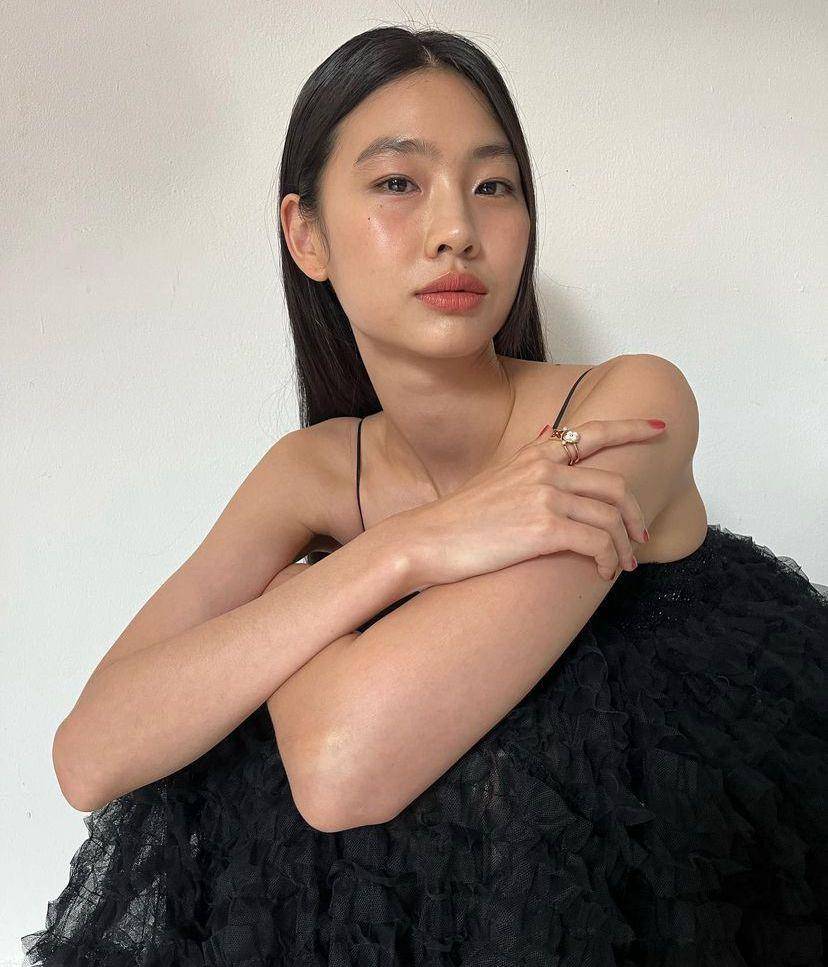 potret Jung Ho Yeon (Instagram.com/hoooooyeony)
