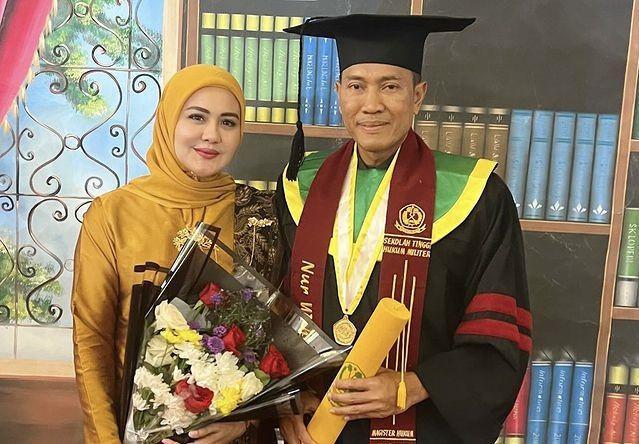 7 Potret Juliana Moechtar Dampingi Suami Perwira TNI Jalani Wisuda S2