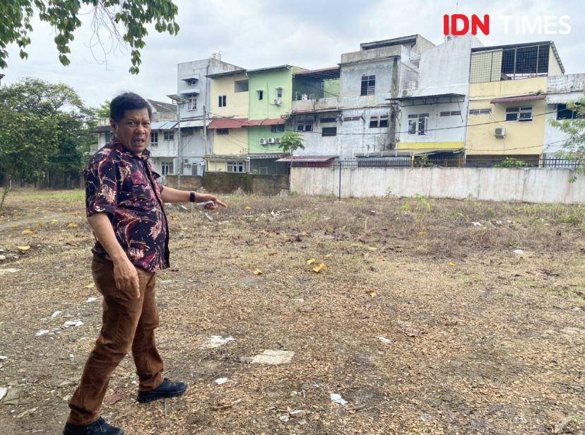 Kepala Dinas Pemuda dan Olahraga (Kadispora) Medan, Tengku Chairuniza menunjukkan lahan parkir baru untuk pengunjung di Taman Cadika (IDN Times/Indah Permata Sari)