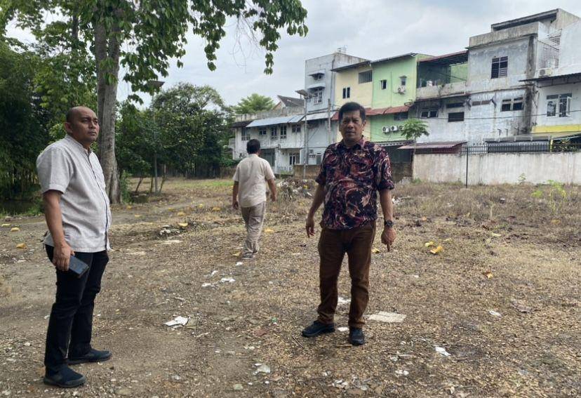 Kepala Dinas Pemuda dan Olahraga Medan, Tengku Chairuniza bersama pihak Dinas PU Kota Medan untuk merancang lahan parkir baru di Taman Cadika Medan (IDN Times/Indah Permata Sari)