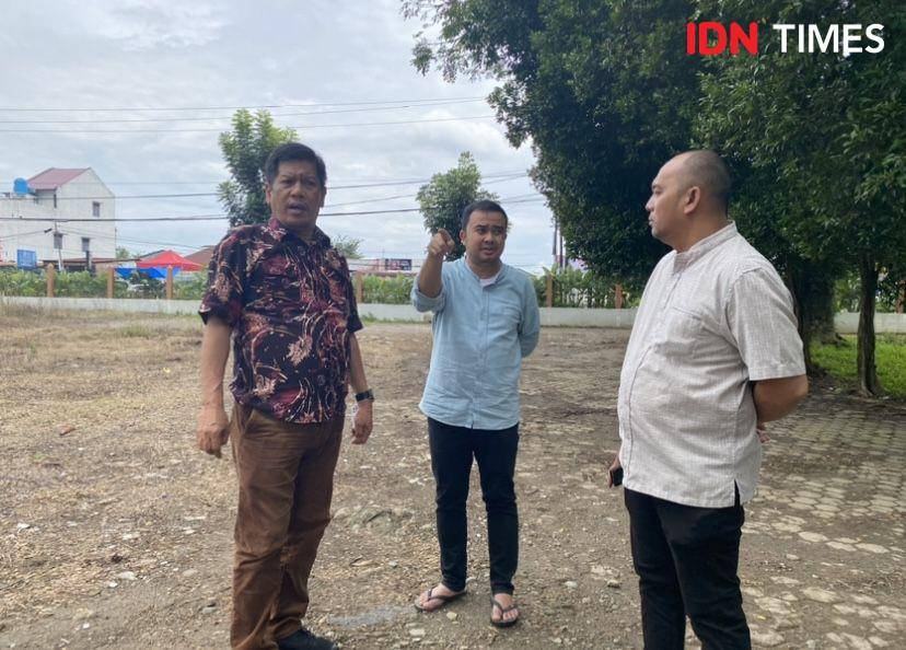 Kepala Dinas Pemuda dan Olahraga Medan, Tengku Chairuniza bersama Kepala Bidang Sarana Prasarana dan Kemitraan Dinas Pemuda dan Olahraga Kota Medan adalah M. Rizki Husni beserta pihak Dinas PU Kota Medan untuk merancang lahan parkir baru di Taman Cadika Medan (IDN Times/Indah Permata Sari)