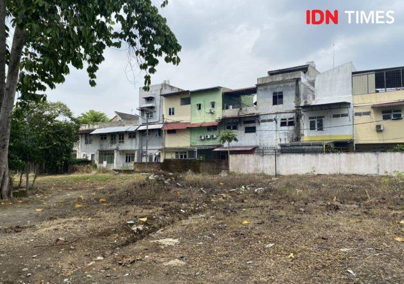 Persiapan lahan parkir baru untuk pengunjung di Taman Cadika (IDN Times/Indah Permata Sari)
