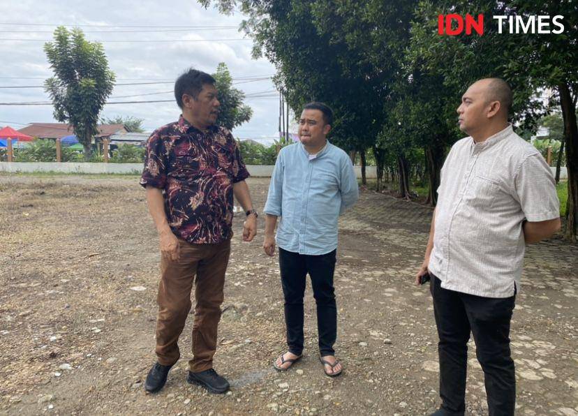Kepala Dinas Pemuda dan Olahraga Medan, Tengku Chairuniza bersama Kepala Bidang Sarana Prasarana dan Kemitraan Dinas Pemuda dan Olahraga Kota Medan adalah M. Rizki Husni beserta pihak Dinas PU Kota Medan untuk merancang lahan parkir baru di Taman Cadika Medan (IDN Times/Indah Permata Sari)