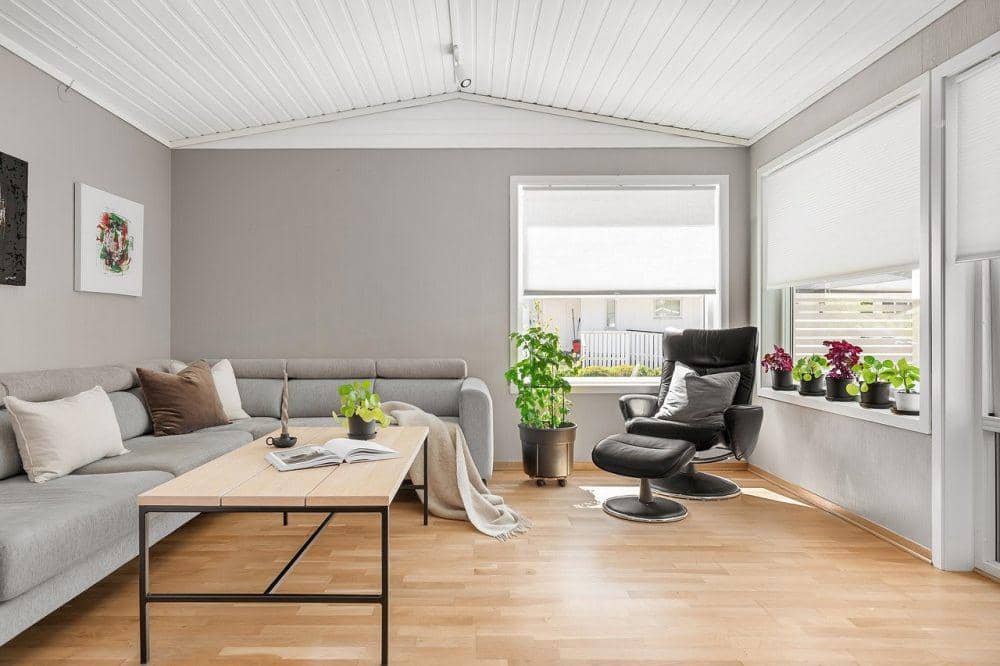 11 Ide Desain Langit-langit Ruang Keluarga, Klasik hingga Farmhouse!