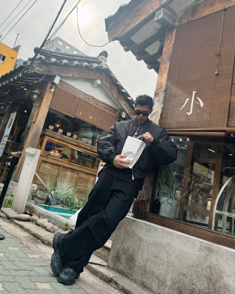 outfit baggy pants ala Nine Naphat (instagram.com/naphat_nine)
