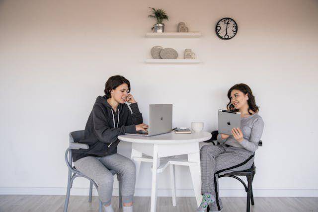 ilustrasi mengobrol dengan teman (pexels.com/KATRIN BOLOVTSOVA)