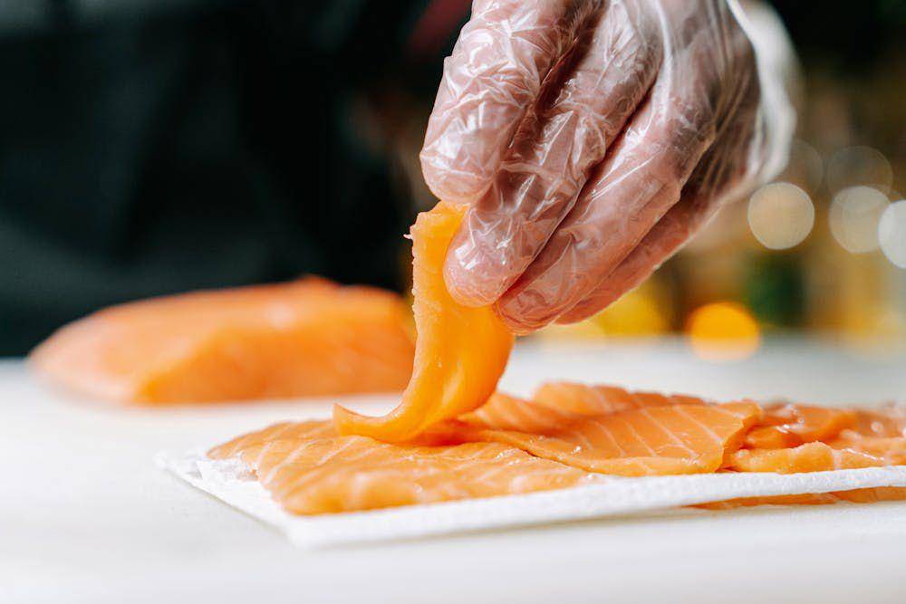 ilustrasi salmon mentah (pexels.com/Ivan Samkov)