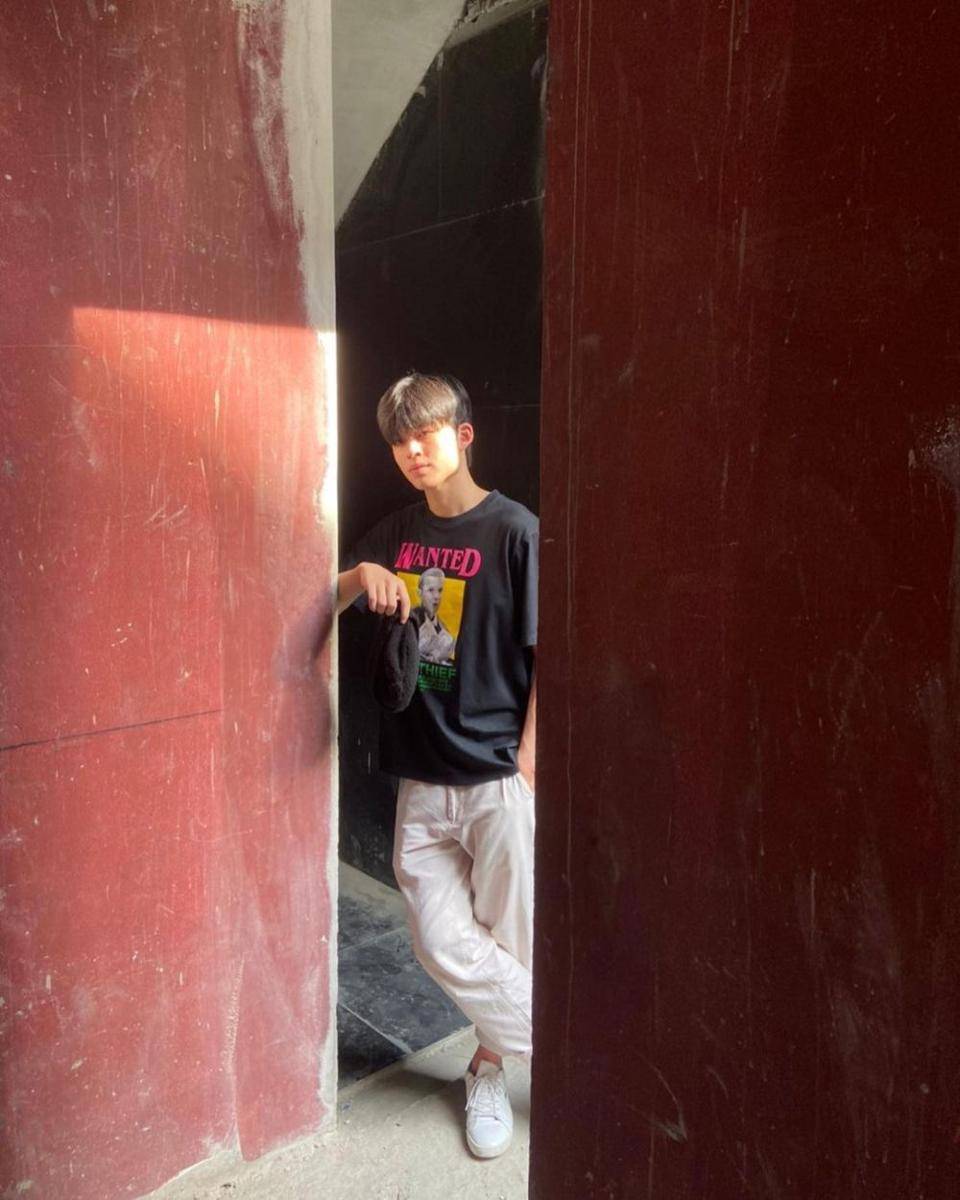 padu padan black t-shirt ala Pond Naravit (Instagram.com/ppnaravit)