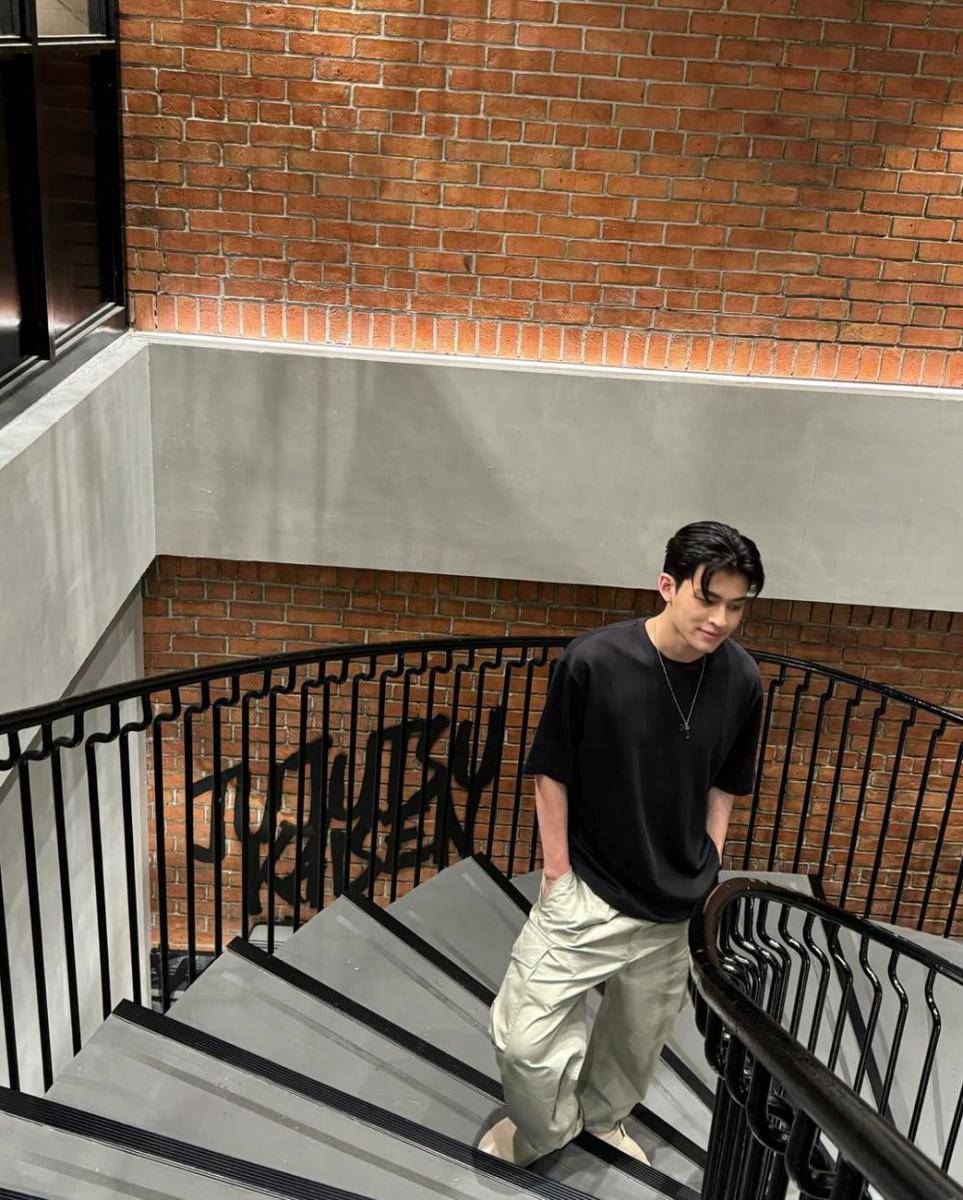 padu padan black t-shirt ala Pond Naravit (Instagram.com/ppnaravit)
