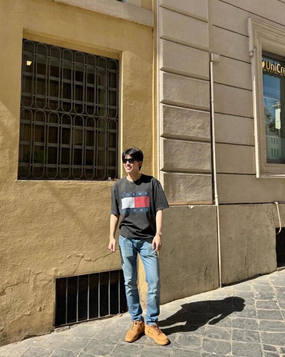 padu padan black t-shirt ala Pond Naravit (Instagram.com/ppnaravit)