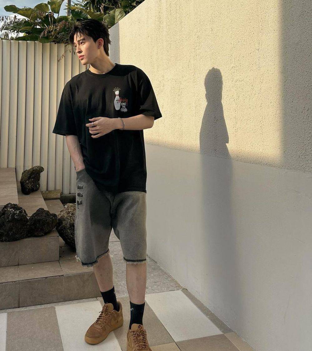 padu padan black t-shirt ala Pond Naravit (Instagram.com/ppnaravit)