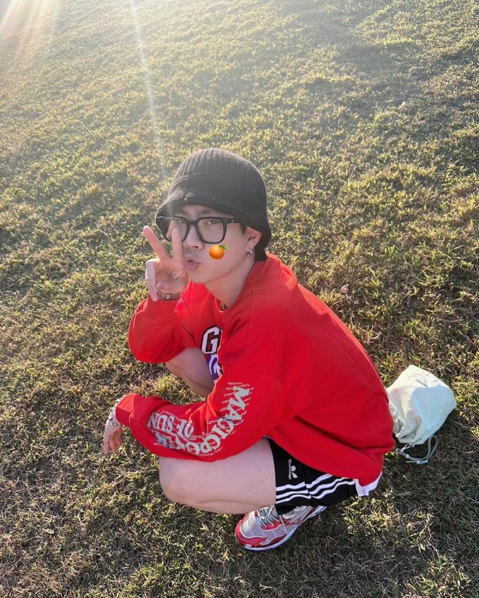 mix and match beanie hat ala Off Jumpol (instagram.com/tumcial)