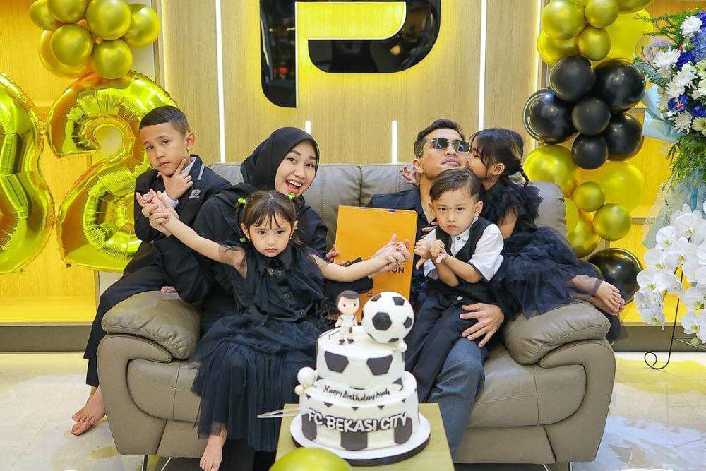 8 Potret Ulang Tahun Putra Siregar ke-32, Dapat Kejutan dari Keluarga