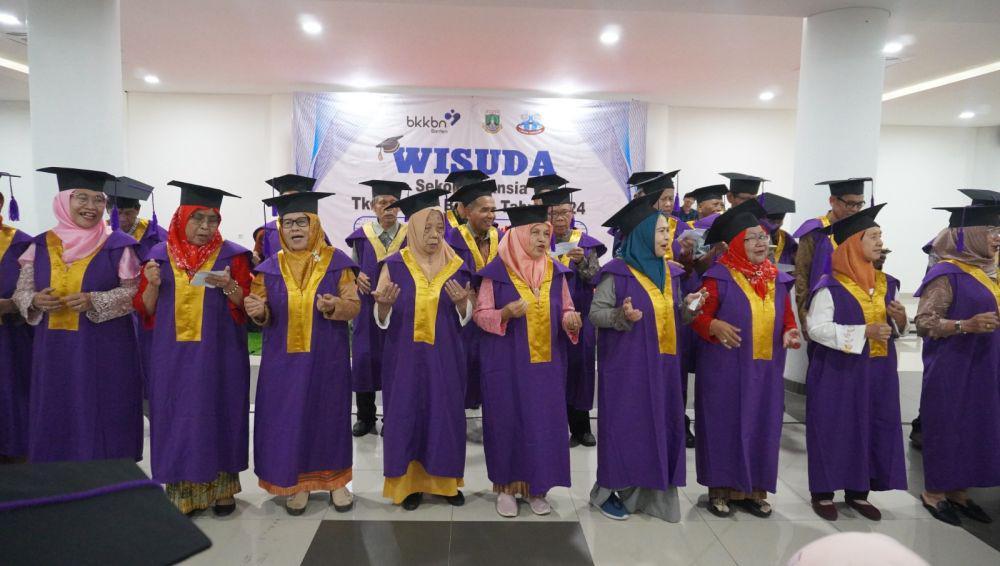 BKKBN Banten Wisuda 203 Siswa Lansia untuk Tetap Sehat dan Produktif