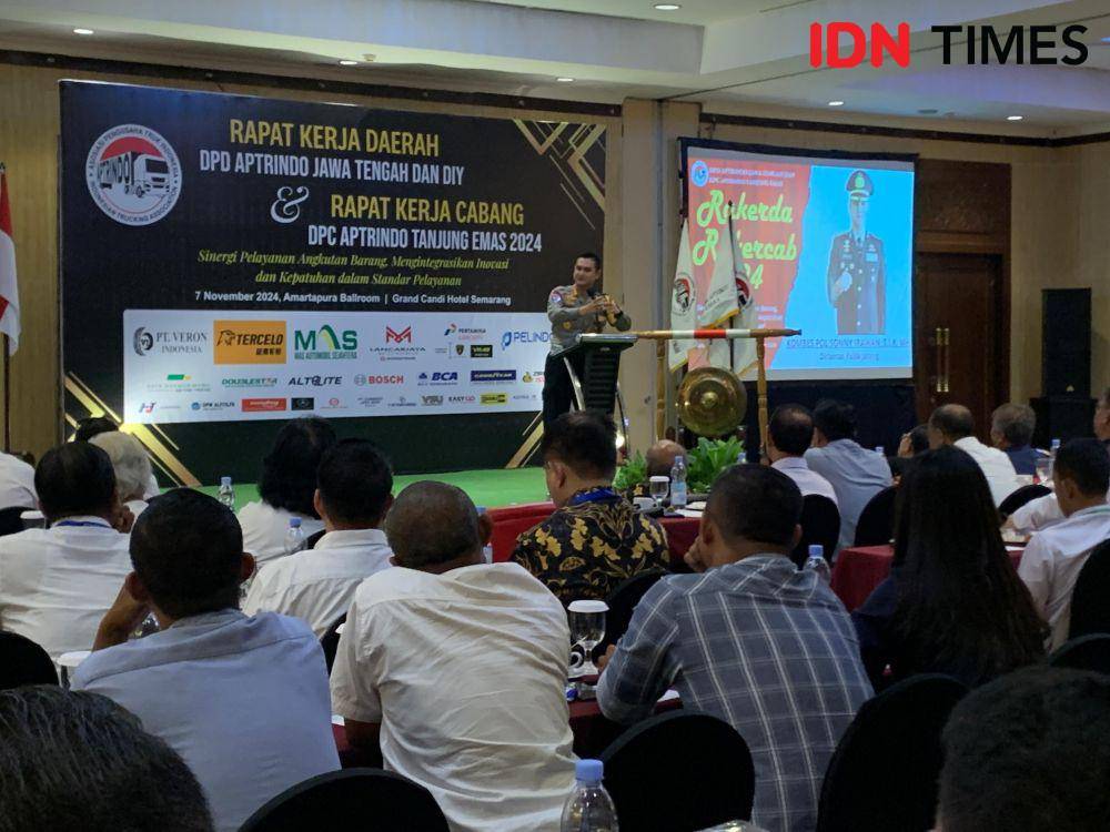 Asosiasi Pengusaha Truk Indonesia (Aptrindo) menggelar Rakerda DPD Aptrindo Jateng DIY dan Rakercab Aptrindo Tanjung Emas 2024 di Semarang, Kamis (7/11/2024). (IDN Times/Anggun Puspitoningrum)