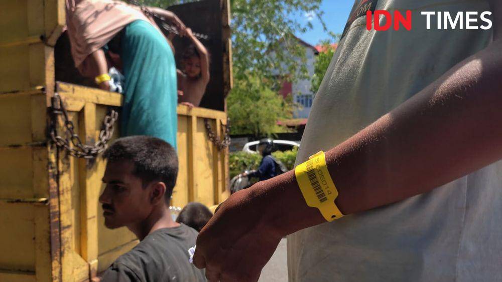 Imigran Rohingya dibawa ke Banda Aceh menggunakan truk. (IDN Times/Muhammad Saifullah)