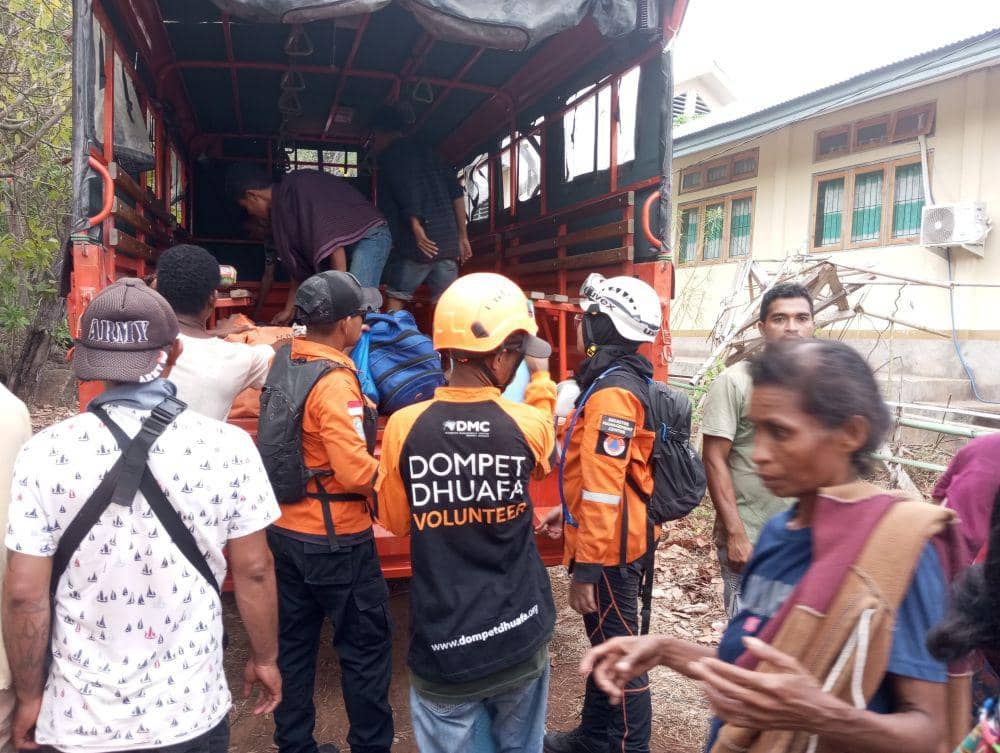 Tim SAR Gabungan mengevakuasi warga ke tempat pengungsian. (dok. SAR Maumere)