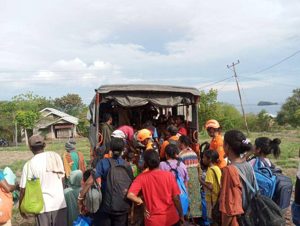 Tim SAR Gabungan mengevakuasi warga ke tempat pengungsian. (dok. SAR Maumere)
