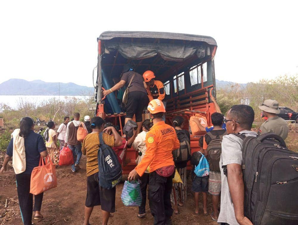 Tim SAR Gabungan mengevakuasi warga ke tempat pengungsian. (dok. SAR Maumere)