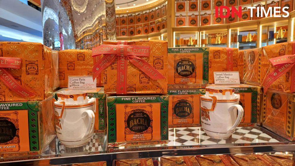 Potret Bacha Coffee untuk gift dengan pita, Plaza Indonesia, Jakarta (IDN Times/Dhiya Awlia Azzahra)