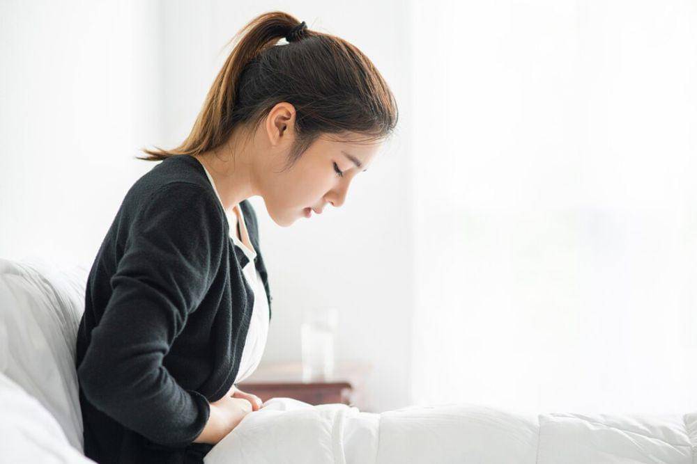 Seorang perempuan mengalami gejala PCOS berupa kram perut.