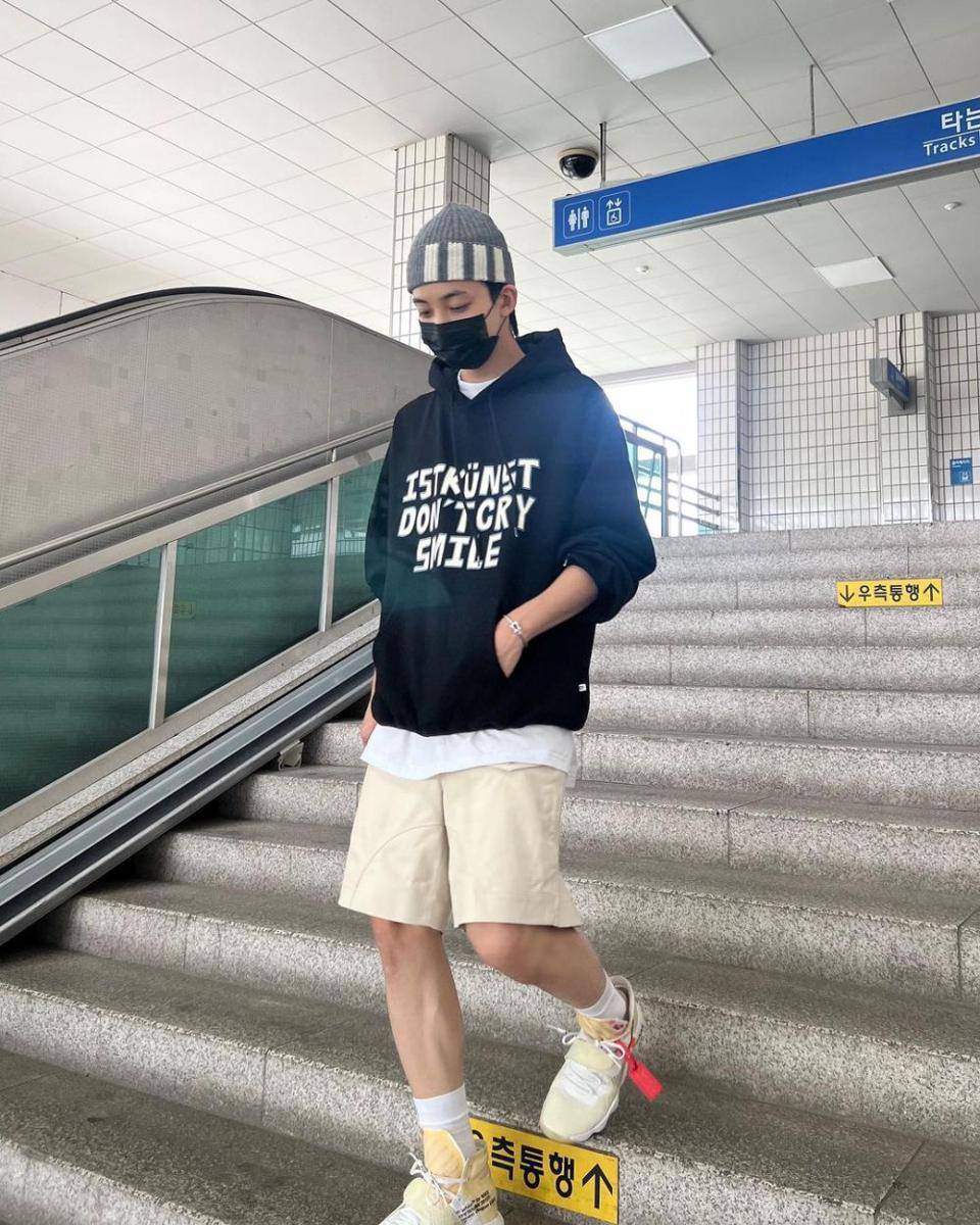 gaya sporty casual ala Jeonghan SEVENTEEN (instagram.com/jeonghaniyoo_n)