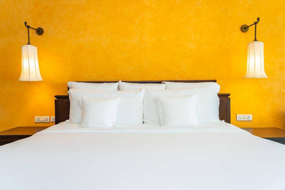 ilustrasi cat dinding kuning di kamar tidur (freepix.com/lifeforstock)