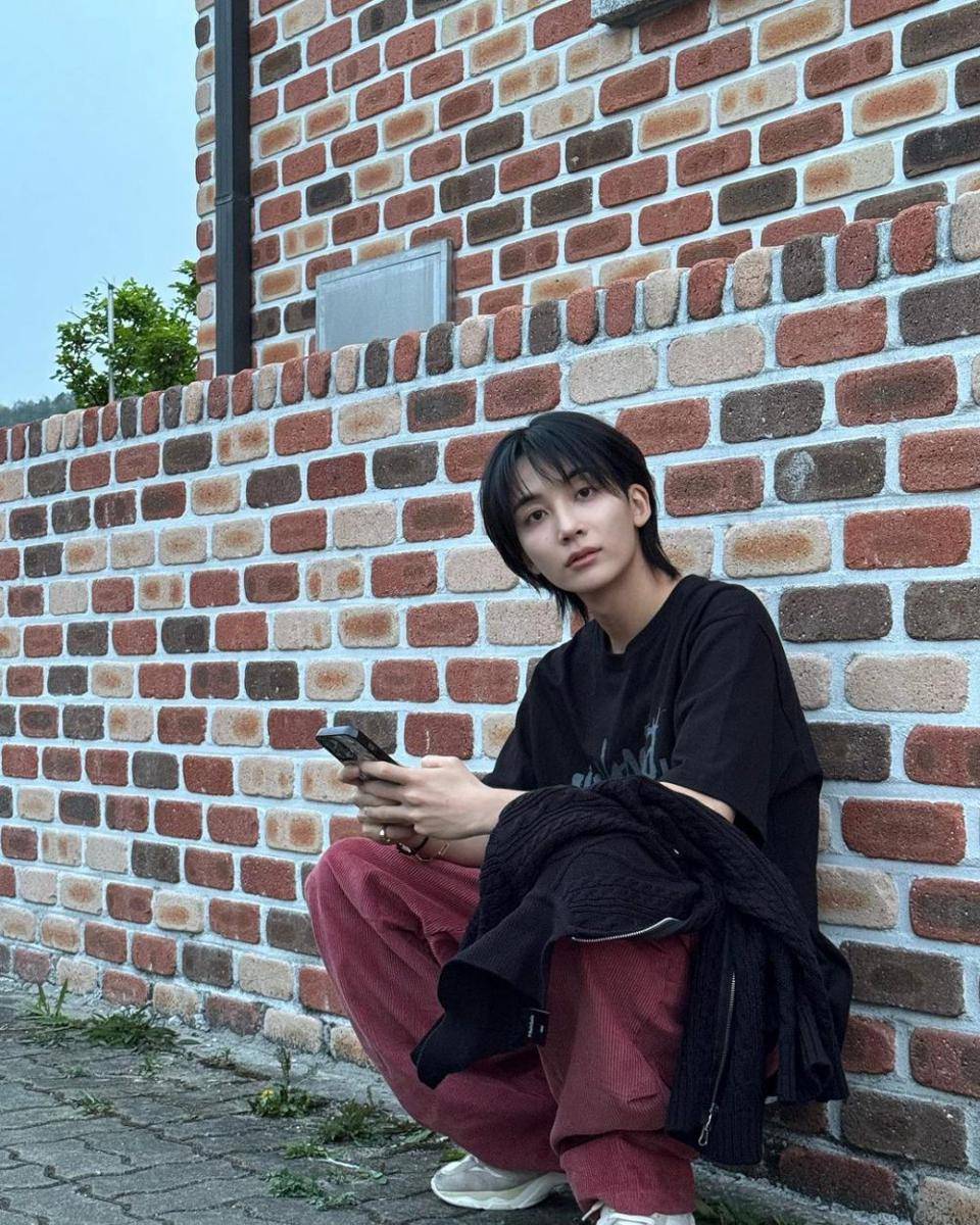 gaya sporty casual ala Jeonghan SEVENTEEN (instagram.com/jeonghaniyoo_n)